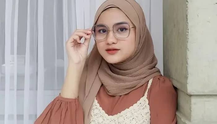 7 Inspirasi Model Jilbab untuk Wajah Bulat dan Berkacamata