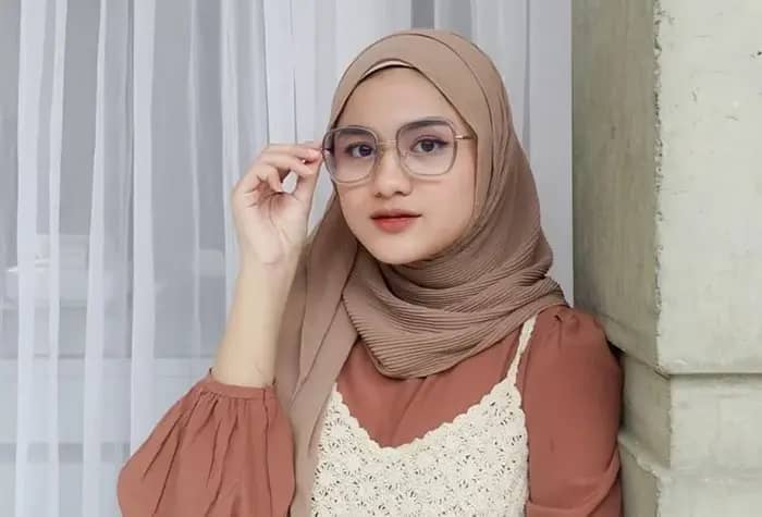 model jilbab untuk wajah bulat dan berkacamata