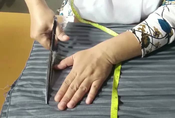 cara memotong rok plisket yang kepanjangan